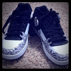 Skull print skate shoes